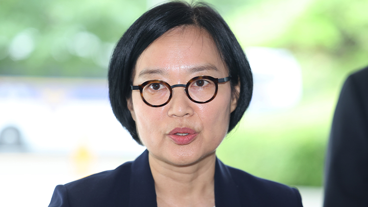 한성숙 중소벤처기업부 장관 후보자가 26일 서울 영등포구 중소기업기술정보진흥원 수도권평가실에 마련된 인사청문회 준비 사무실로 출근하며 취재진 질문에 답하고 있다.  /연합뉴스