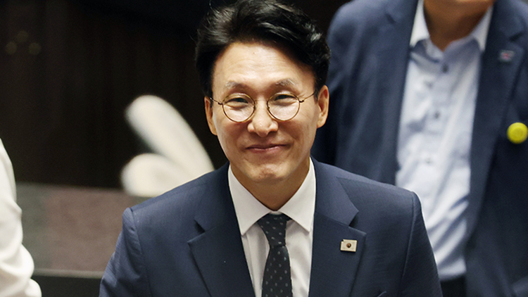 김민석 국무총리 후보자가 3일 국회 본회의에서 자신에 대한 임명동의안 투표를 마치고 이동하고 있다./연합뉴스