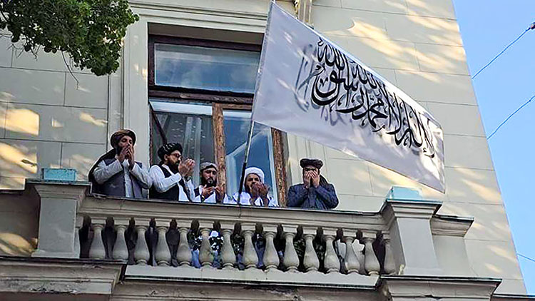 탈레반이 채택한 국기가 모스크바 주재 아프간 대사관에 꽂혀있는 모습 /TASS=연합뉴스