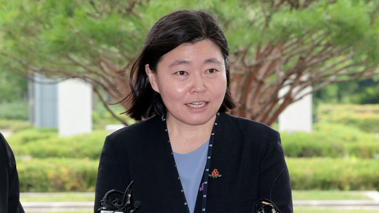 임은정 신임 서울동부지검장이 4일 서울 송파구 서울동부지방검찰청으로 첫 출근하며 취재진 질문에 답하고 있다. /연합뉴스