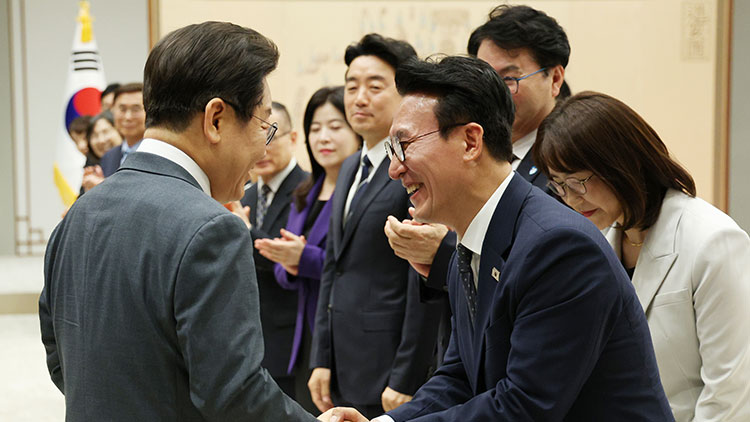 이재명 대통령이 4일 용산 대통령실에서 열린 임명장 수여식에서 김민석 국무총리와 인사하고 있다. /대통령실통신사진기자단