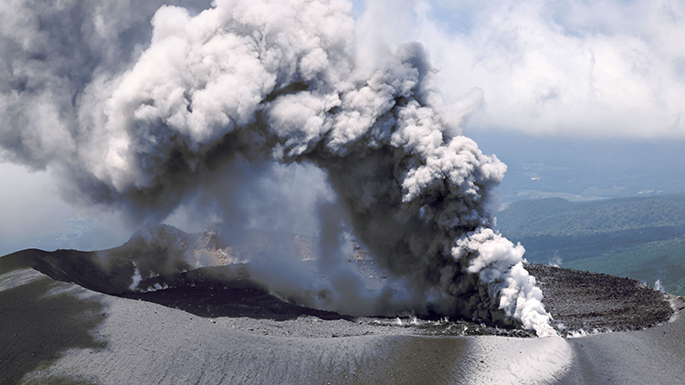 일본 규슈에 있는 활화산인 신모에다케에서 나온 연기가 3일 5천ｍ 상공까지 치솟았다고 교도통신이 보도했다. 사진은 6월 28일 신모에다케 분화 모습./연합뉴스