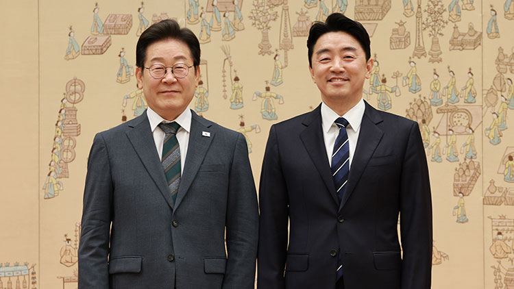 이재명 대통령이 4일 용산 대통령실에서 강훈식 대통령비서실장에게 임명장을 수여한 후 기념촬영을 하고 있다. /대통령실통신사진기자단]