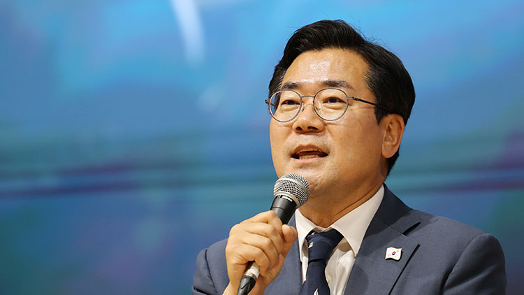  더불어민주당 당대표 선거에 출마한 박찬대 의원이 5일 전주대학교에서 열린 토크콘서트에서 발언하고 있다. /연합뉴스