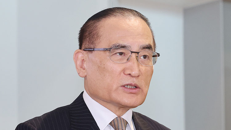 위성락 국가안보실장이 방미 일정을 위해 6일 인천국제공항을 통해 미국 워싱턴DC로 출국하기 앞서 취재진의 질문에 답하고 있다. /연합뉴스