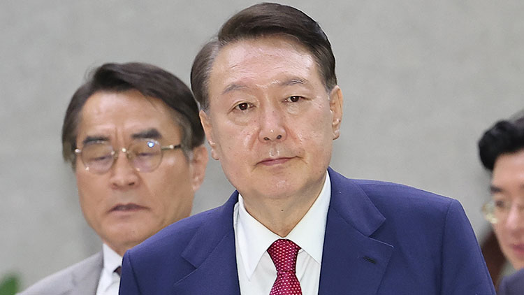 윤석열 전 대통령이 5일 내란 특검 2차 조사를 마치고 조은석 특별검사팀 사무실이 있는 서울 서초구 서울고검을 나서고 있다. /연합뉴스