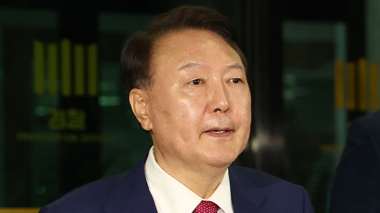 윤석열 전 대통령이 5일 내란 특검 2차 조사를 마치고 조은석 특별검사팀 사무실이 있는 서울 서초구 서울고검을 나서고 있다. /연합뉴스
