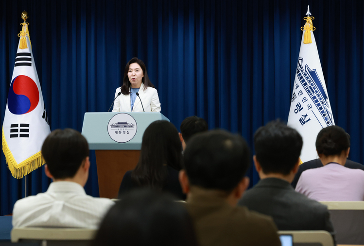 강유정 대통령실 대변인이 7일 서울 용산 대통령실 청사에서 청년담당관 신설 등 현안 브리핑을 하고 있다. /연합뉴스