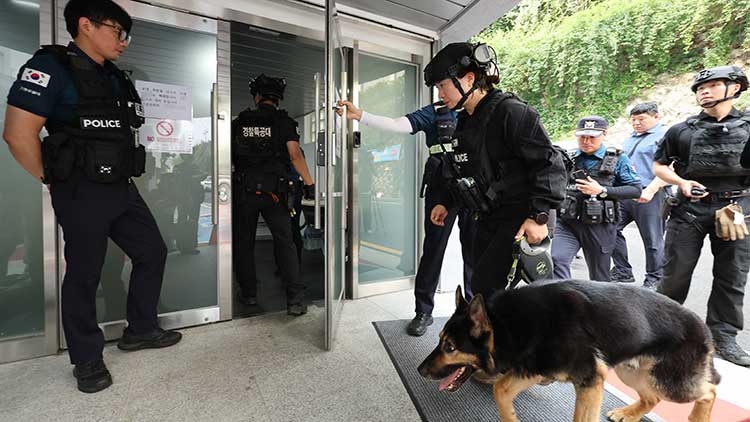 7일 서울 성북구 성신여대에 폭발물이 설치됐다는 의심 신고가 접수돼 경찰특공대 폭발물 처리반이 수색하고 있다./연합뉴스