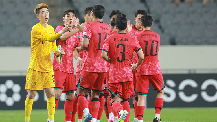 7일 경기도 용인미르스타디움에서 열린 2025년 동아시아축구연맹(EAFF) E-1 챔피언십(동아시안컵) 남자부 한국과 중국의 경기. 한국 선수들이 3-0로 승리한 뒤 자축하고 있다. /연합뉴스