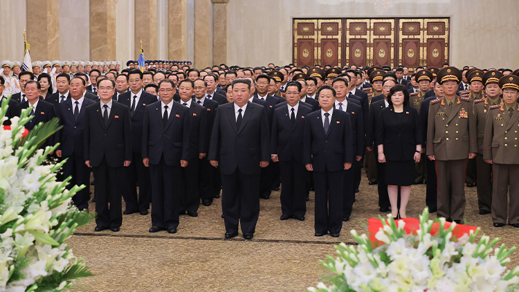 김정은 북한 국무위원장이 김일성 주석 사망 31주기인 8일 금수산태양궁전을 참배했다고 조선중앙통신이 보도했다. 통신은 김 위원장이 이날 0시 금수산태양궁전을 찾았다고 전했다. /연합뉴스