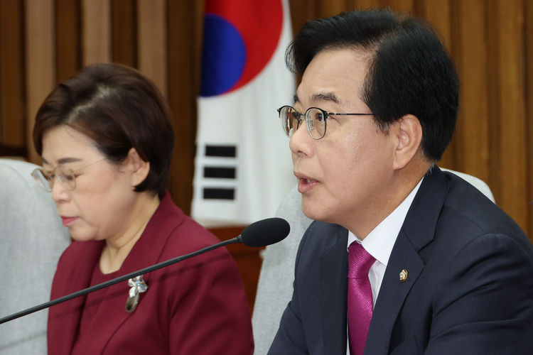 국민의힘 송언석 비대위원장 겸 원내대표가 8일 서울 여의도 국회에서 열린 원내대책회의에서 발언하고 있다. /연합뉴스