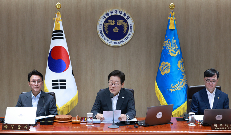 이재명 대통령이 8일 용산 대통령실에서 국무회의를 주재하고 있다. /대통령실통신사진기자단
