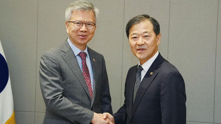 김택우 대한의사협회장과 이형훈 보건복지부 2차관이 8일 대한의사협회에서 악수하며 기념 촬영하고 있다. /대한의사협회 제공