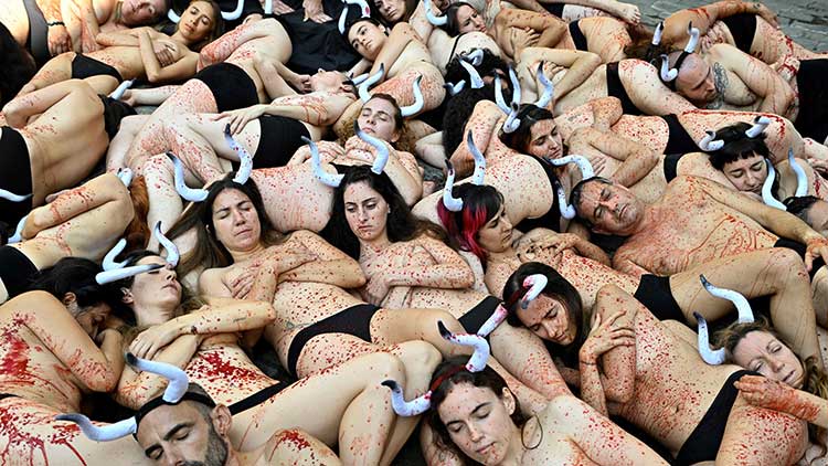 스페인 북부 팜플로나에서 동물보호단체 PETA와 동물보호단체 아니마 나투랄리스(Anima Naturalis)가 주최한 산 페르민 축제 전날 시위에서 가짜 피를 뒤집어쓴 활동가들이 투우와 투우 경주에 반대하는 시위를 벌이고 있다. /AFP=연합뉴스