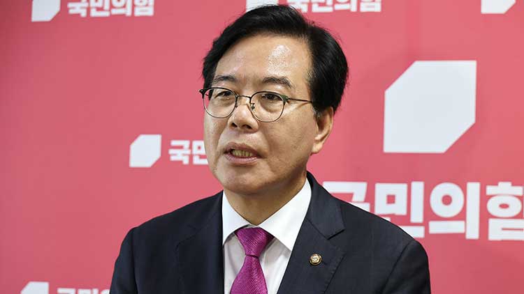 국민의힘 송언석 비상대책위원장 겸 원내대표가 8일 국회에서 윤상현 의원실 압수수색 등과 관련해 백브리핑을 통해 입장을 밝히고 있다. /연합뉴스 