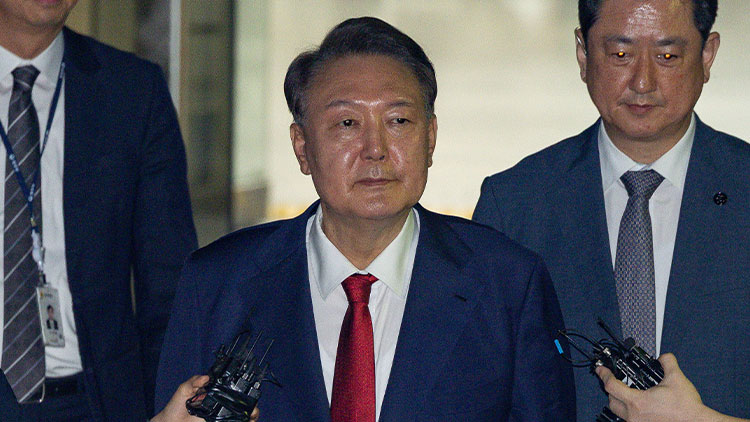 윤석열 전 대통령이 지난 9일 서울 서초구 서울중앙지법에서 열린 구속 전 피의자 심문(영장실질심사)이 끝난 뒤 법원을 떠나고 있다. /연합뉴스