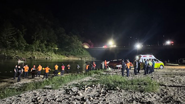지난 9일 오후 6시 19분께 충남 금산군 천내리 금강 상류 인근에서 물놀이하던 20대 4명이 실종됐다는 119 신고가 접수됐다. 대전에서 친구들과 물놀이하러 온 A(23)군은 화장실을 다녀온 뒤 친구들이 사라져 신고한 것으로 나타났다. 이날 수색작업 중 오후 8시 46분, 오후 9시 4분, 오후 9시 28분께 실종자 4명 중 3명이 심정지 상태로 발견됐다. 경찰과 소방 당국은 야간 수색을 위해 조명차와 구조 보트, 헬기 등 장비 100대와 수색 인력 100여명을 투입해 야간 수색작업을 벌이고 있다. /금산군제공