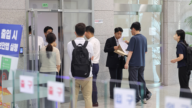 해병대 채 상병 사건 수사방해 의혹을 수사하는 이명현 순직해병특검팀이 수사외압 의혹의 단초가 된 'VIP 격노설' 수사를 위해 10일 서울 용산구 국방부 청사에 도착, 압수수색에 나서고 있다.  /연합뉴스