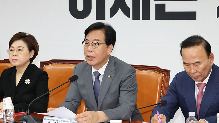 국민의힘 송언석 비대위원장 겸 원내대표가 10일 서울 여의도 국회에서 열린 비상대책위원회의에서 발언하고 있다. /연합뉴스