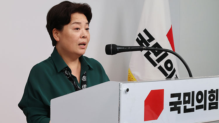 국민의힘 윤희숙 혁신위원장이 10일 서울 여의도 당사에서 제1차 혁신위원회 회의 결과를 브리핑을 하고 있다. /연합뉴스