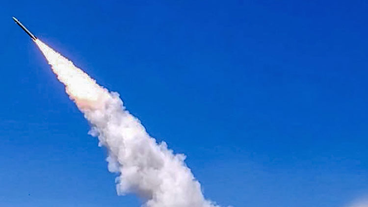 후티 반군이 벌크선 이터니티 C에 대한 해상 공격 당시  발사한 미사일의 모습 /AFP=연합뉴스