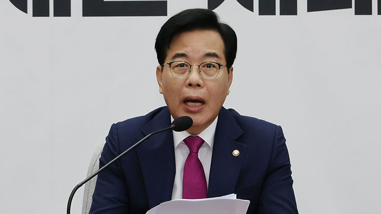 국민의힘 송언석 비대위원장 겸 원내대표가 11일 서울 여의도 국회에서 열린 원내대책회의에서 발언하고 있다. /연합뉴스