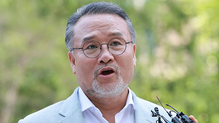 이일준 삼부토건 회장이 지난 10일 피의자 신분으로 김건희 특검 조사를 받기 위해 서울 종로구 KT광화문빌딩 웨스트에 마련된 특검 사무실에 출석하며 취재진 질문에 답하는 모습 /연합뉴스