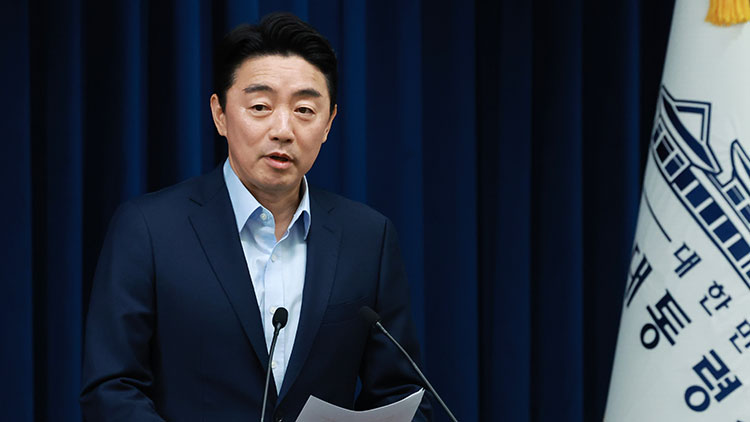 강훈식 대통령비서실장이 11일 서울 용산 대통령실 청사에서 이재명 대통령의 문화체육관광부 및 국토교통부 장관 인선을 발표하고 있다. /연합뉴스