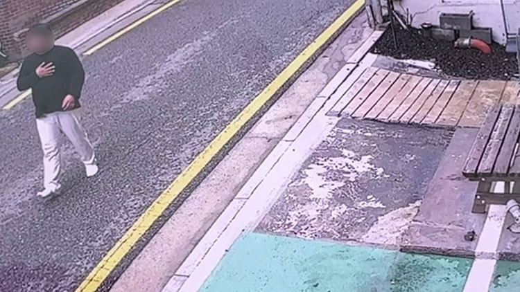 마약 투약한 뒤 심장 부여잡고 걸어가는 남성 모습 