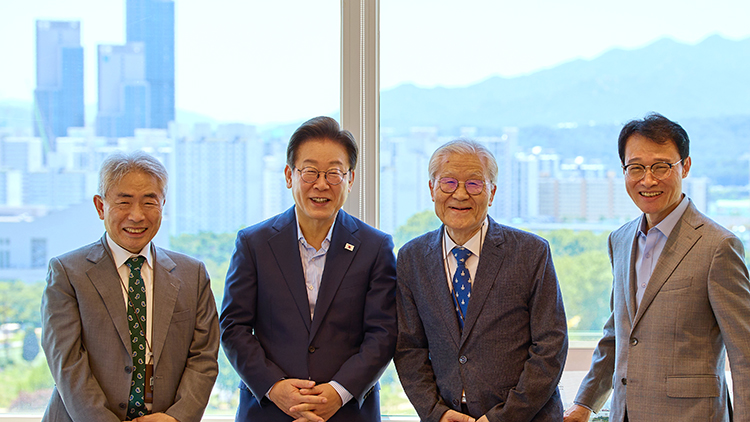 이재명 대통령이 11일 서울 용산 대통령실 청사에서 언론인 오찬에 앞서 기념촬영을 하고 있다. 
    왼쪽부터 정규재 전 한국경제신문 주필, 이 대통령,  조갑제 '조갑제닷컴' 대표, 이규연 대통령실 홍보소통수석. / 대통령실 제공
