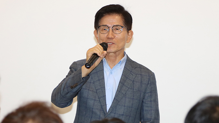 지난 대선 국민의힘 후보였던 김문수 전 고용노동부 장관이 11일 오후 대구 중구의 한 카페에서 지역 청년들과 간담회를 하고 있다. /연합뉴스