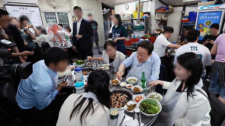 이재명 대통령이 11일 저녁 서울 광화문 인근 한식당에서 시민들과 식사하고 있다. /연합뉴스 