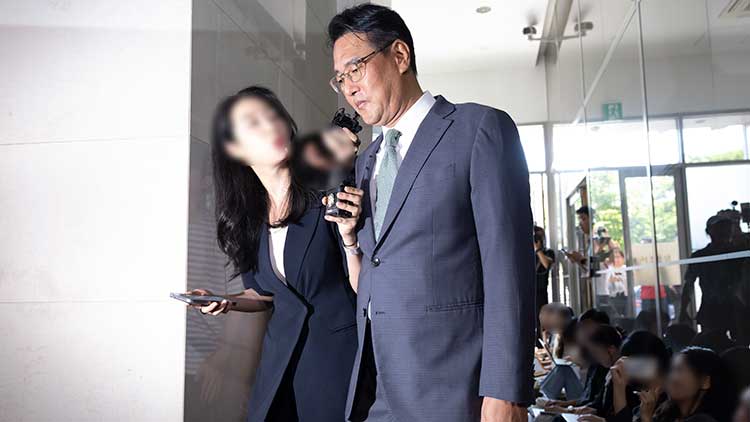 윤석열 정부 외교라인 핵심 인사인 김태효 전 국가안보실 1차장이 11일 피의자 신분으로 조사를 받기 위해 서울 서초구 순직해병 특검팀 사무실로 들어서고 있다. /연합뉴스 