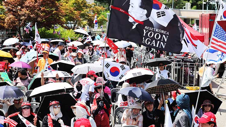 12일 경기도 의왕시 서울구치소 앞에서 윤석열 전 대통령 지지자들이 재구속된 윤 전 대통령 석방을 촉구하는 집회를 열고 있다. /연합뉴스 