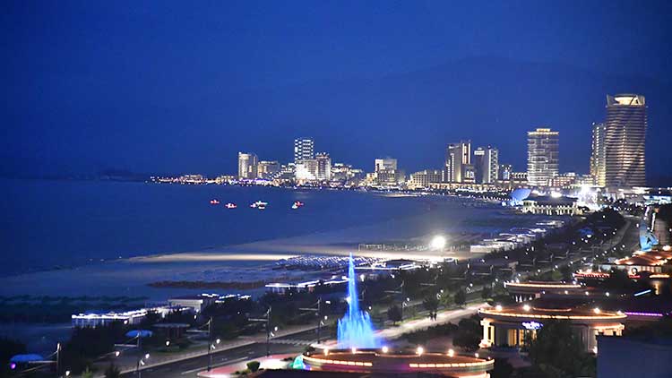 지난 1일 개장한 북한 원산갈마해안관광지구 십리백사장에 해안관광을 즐기기 위해 전국 각지에서 근로자들이 끊임없이 찾아와 연일 흥성이고 있다고 조선중앙통신이 3일 보도했다. /연합뉴스 