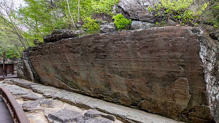 이 땅을 살아간 옛사람들의 삶이 생생히 깃든 바위그림, 울산 반구천의 암각화가 전 세계가 인정하는 유산에 이름을 올렸다. 유네스코 세계유산위원회는 12일(현지시간) 프랑스 파리 유네스코 본부에서 열린 제47차 회의에서 한국의 두 암각화를 세계유산에 등재하기로 최종 결정했다. /연합뉴스 