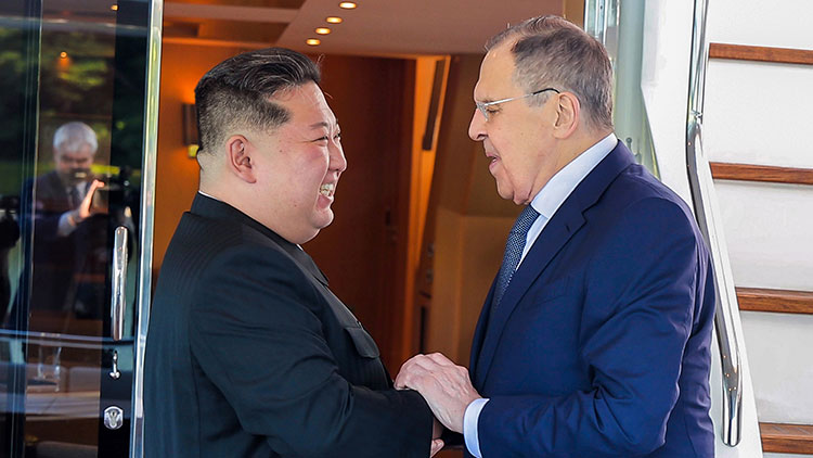 북한 김정은 국무위원장이 12일 세르게이 라브로프 러시아 외무장관을 접견했다고 조선중앙통신이 13일 보도했다. /연합뉴스
