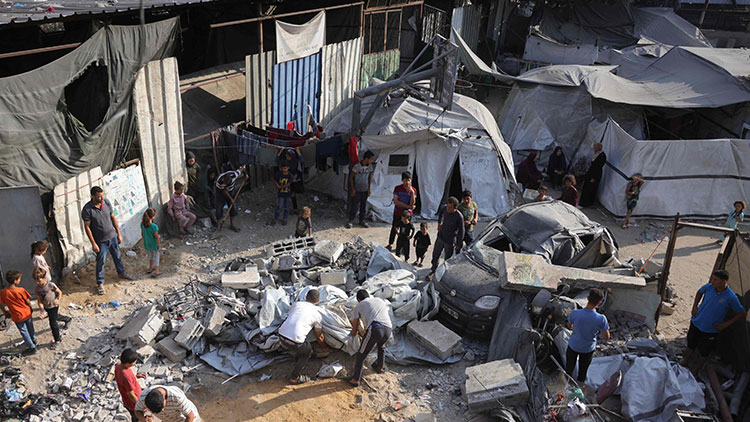 팔레스타인인들이 가자 지구에서 이스라엘이 공습한 현장을 살피는 모습 /AFP=연합뉴스