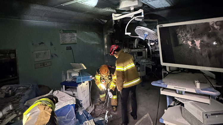 14일 오전 광주 동구 조선대병원 수술실에서 불이 나 소방대원이 안전조치를 하고 있다. 불은 10분만에 자체 진화됐으나 환자와 의료진 등이 대피하고 일부가 연기를 들이마시는 피해를 호소했다. /광주 동부소방서 제공