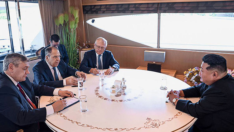 지난 12일 세르게이 라브로프 러시아 외무장관(왼쪽에서 두 번째)이 원산에서 북한 김정은 국무위원장(오른쪽)과 만난 모습 /AFP=연합뉴스