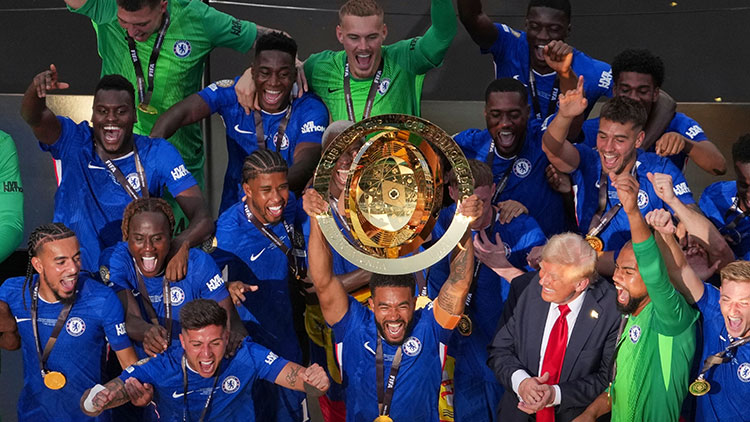 첼시 선수들이 13일 PSG의 클럽 월드컵 결승전을 마친 후 우승 트로피를 들고 기뻐하는 모습 /AP=연합뉴스