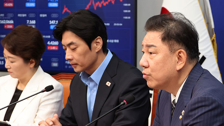  더불어민주당 김병기 당대표 직무대행 겸 원내대표가 14일 서울 여의도 국회에서 열린 최고위원회의에서 발언하고 있다. /연합뉴스