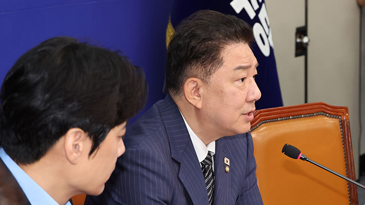 더불어민주당 김병기 당대표 직무대행 겸 원내대표가 14일 서울 여의도 국회에서 열린 최고위원회의에서 발언하고 있다. /연합뉴스