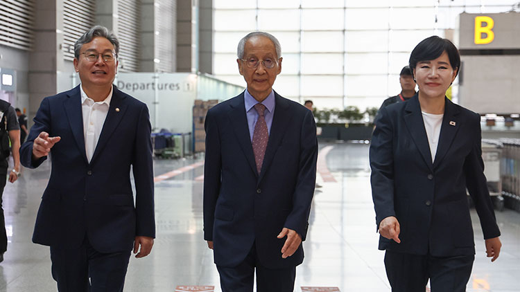 유럽연합(EU) 특사단장 윤여준 전 환경부 장관(가운데)을 비롯해 단원으로 임명된 더불어민주당 전현희(오른쪽)·손명수 의원이 14일 인천국제공항 1터미널을 통해 출국하고 있다. /연합뉴스
