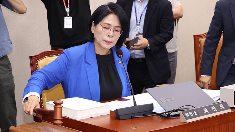  14일 서울 여의도 국회 과학기술정보방송통신위에서 열린 배경훈 과학기술정보통신부 장관 후보자 인사청문회에서 최민희 위원장이 여야 의원들의 설전이 계속되자 정회를 선포하고 있다. /연합뉴스