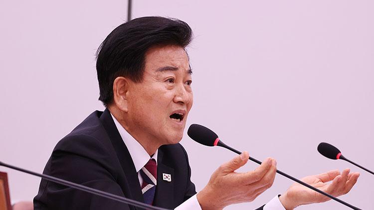 정동영 통일부 장관 후보자가 14일 국회 외교통일위원회에서 열린 인사청문회에 출석해 의원 질의에 답변하고 있다. /연합뉴스