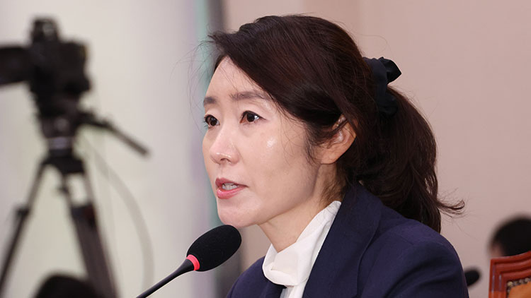 강선우 여성가족부 장관 후보자가 14일 서울 여의도 국회 여성가족위원회에서 열린 인사청문회에서 질문에 답하고 있다. /연합뉴스