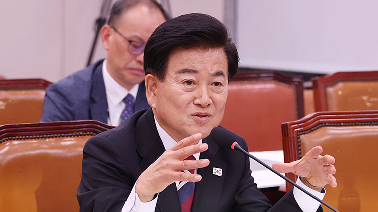 정동영 통일부 장관 후보자가 14일 국회 외교통일위원회에서 열린 인사청문회에 출석해 의원 질의에 답변하고 있다. /연합뉴스