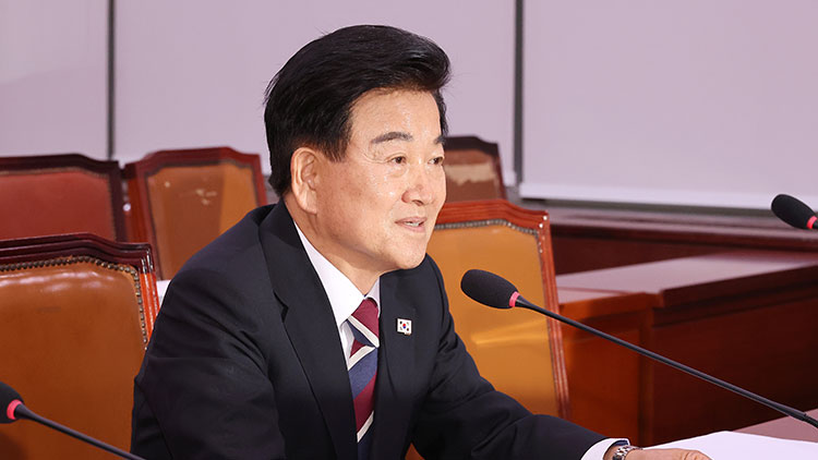 정동영 통일부 장관 후보자가 14일 국회 외교통일위원회에서 열린 인사청문회에 출석해 의원들의 질의에 답변하고 있다. /연합뉴스